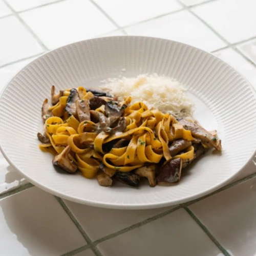 tagliatelle y różnzmi gryzbami