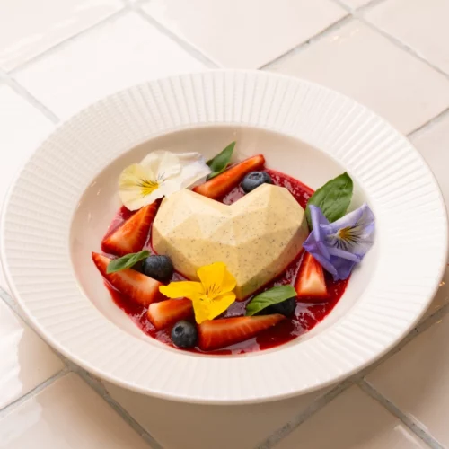 waniliowa panna cotta ze świeżymi truskawkami